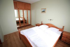 Łóżko lub łóżka w pokoju w obiekcie Apartamenty Klemens