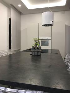 eine Küche mit einem großen schwarzen Tisch und Stühlen in der Unterkunft Venetian Aesthetic Apartment in Mestre