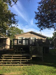 une terrasse avec des escaliers en face d'une maison dans l'établissement Victoria Harbour Cottages, à Victoria Harbour