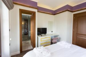 A television and/or entertainment centre at Abi Luxury Villas
