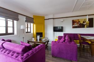 A television and/or entertainment centre at Abi Luxury Villas