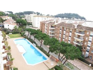an overhead view of a swimming pool with buildings at Apartamento Fanals in Lloret de Mar