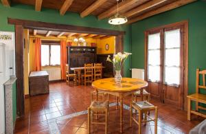 Casa de Aldea Carboneiro في Naraval: مطبخ مع طاولة وكراسي في غرفة
