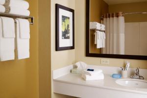 uma casa de banho com lavatório, espelho e toalhas em Extended Stay America Suites - Santa Barbara - Calle Real em Santa Bárbara