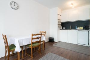 A kitchen or kitchenette at Kaiser Apartments