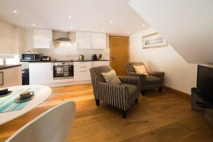 A kitchen or kitchenette at Ashbrook Lets Apartments 