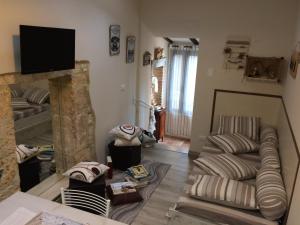 a living room with a couch and a tv at Casetta di San Martino in Tarquinia