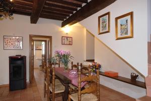 ein Esszimmer mit Tisch und Stühlen in der Unterkunft Podere Cacchini in Pienza