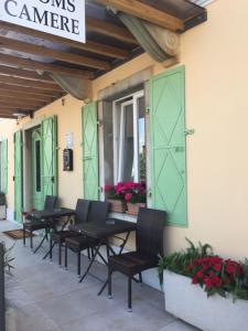 eine Terrasse mit Tischen und Stühlen auf einem Gebäude in der Unterkunft Bed and Breakfast Villa Maria in Lovran