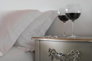 dois copos de vinho tinto sentados numa mesa em Bellavistarelax em Giulianova