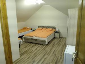 ボガーチにあるRita Apartmanのベッドルーム(ベッド2台付)が備わる屋根裏部屋です。