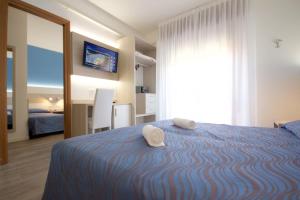 En eller flere senger på et rom på Hotel Serenella