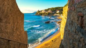 una vista sull'oceano da una parete di Hotel Rosignano a Rosignano Solvay