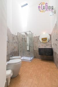 アヴォラにあるLa Gioia di Sicilia Appartamentiのバスルーム(シャワー、トイレ、シンク付)