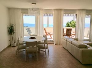 sala de estar con mesa y sofá en Beach Apartment Lux View, en Split