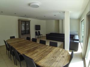 a living room with a wooden table and a couch at ons kotje in De Panne