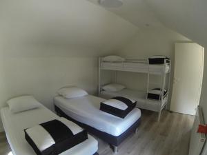 a small room with two bunk beds in it at ons kotje in De Panne
