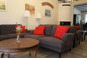uma sala de estar com um sofá e uma mesa com almofadas vermelhas em Stary Młyn Strzeszyn - Soft All Inclusive em Łubowo