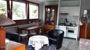 eine Küche mit einem Tisch, einigen Stühlen und einem Tisch in der Unterkunft Im Baumhaus in Roth