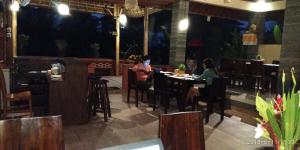 Ein Restaurant oder anderes Speiselokal in der Unterkunft Darra Ria Villa Ubud 