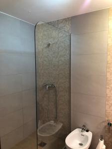 La salle de bains est pourvue d'une douche, de toilettes et d'un lavabo. dans l'établissement Apartamento Mirador del Atlántico, à Conil de la Frontera