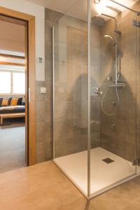 Phòng tắm tại Villa Mulin im Sommer inklusive Bergbahnticket Super Sommer Card