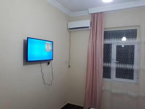 TV a/nebo společenská místnost v ubytování Guesthouse in Batumi