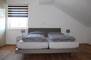 Łóżko lub łóżka w pokoju w obiekcie Ferienwohnung Grimmingblick