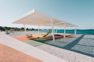 ブロダリツァにあるApartmani Nadaの海辺の白いパビリオン