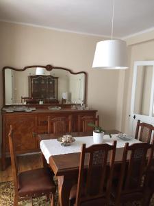 uma sala de jantar com uma mesa e um espelho em La casa de los abuelos em Zurita