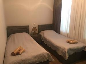 Postel nebo postele na pokoji v ubytování Guesthouse Ori Beli in Mestia + 37 fotografií