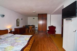 Schlafzimmer mit einem Bett und einem Flachbild-TV in der Unterkunft Emona Apartments in Ljubljana