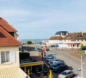 een groep auto's geparkeerd op een parkeerplaats bij Bel Appartement vue mer in Merville-Franceville-Plage