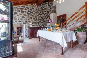 una cucina con tavolo bianco con cibo sopra di Bosco Ciancio a Biancavilla