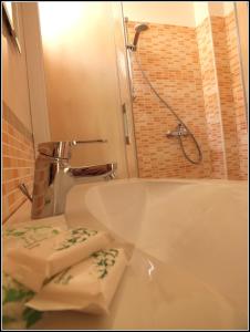 Koupelna v ubytování Hotel Luana