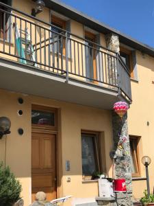 een huis met een balkon en een terras bij casa vacanze nicoletta in Aosta