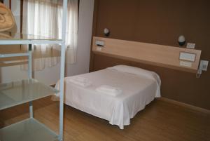 Postel nebo postele na pokoji v ubytování Hostal Sant Bernat