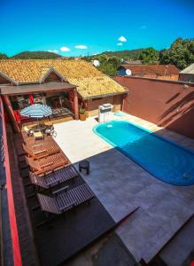 una vista aérea de una piscina en una casa en Pousada Bonito Cama e Café, en Bonito