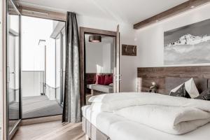 a bedroom with a large bed and a mirror at Regina's Alpenpanorama in Sölden