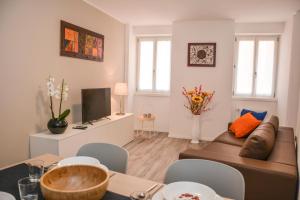 ein Wohnzimmer mit einem Sofa und einem Tisch in der Unterkunft Rivacentro in Riva del Garda