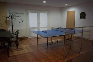 Cette chambre comprend 2 tables de ping-pong. dans l'établissement Gościnna Arkada, à Kleszczele