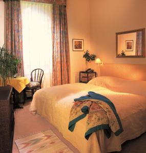 sypialnia z łóżkiem i oknem w obiekcie Mondial Appartement Hotel w Wiedniu