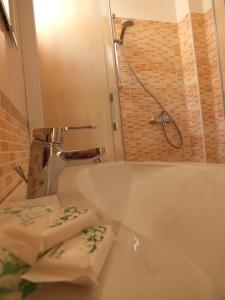 Koupelna v ubytování Hotel Luana + 25 fotografií