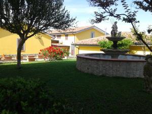 チェルヴェーテリにあるla Campagnolaの噴水のある庭中の像