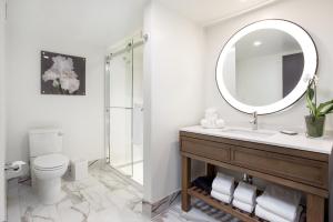 ワシントンにあるARC HOTEL Washington DC, Georgetownの洗面台と鏡のあるバスルーム +25枚の写真