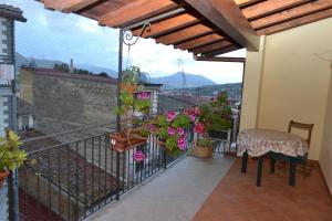 een balkon van een huis met een tafel en stoelen bij B&B Jolly house Bolognetta in Bolognetta