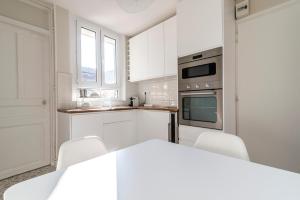 Η κουζίνα ή μικρή κουζίνα στο MM Suites Cathédrale +11 φωτογραφίες
