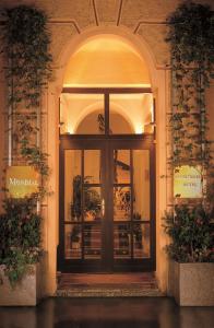 wejście do budynku z dużymi szklanymi drzwiami w obiekcie Mondial Appartement Hotel w Wiedniu