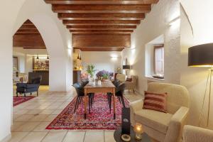 uma sala de estar com mesa e cadeiras em Bosco Ciancio em Biancavilla