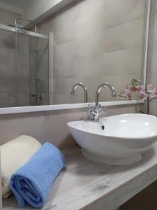 a bathroom with a white sink and a mirror at Apartament Blisko Zamku in Malbork